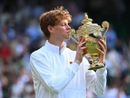 Jannik Sinner bacia la coppa, dopo il trionfo a Wimbeldon