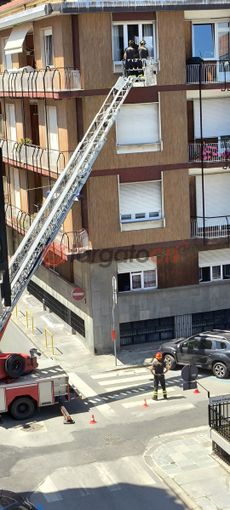 Cuneo, cedimento dell'intonaco da una palazzina all'angolo tra le vie Schiapparelli e Sella: nessun ferito Cuneo, cedimento dell'intonaco da una palazzina all'angolo tra le vie Schiapparelli e Sella: nessun ferito