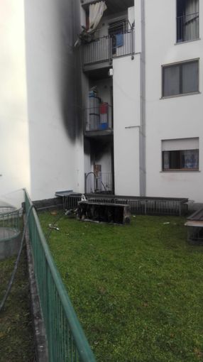 Le pareti annerite dal fumo dopo l'incendio nel condominio di via Sobrero, a Bra