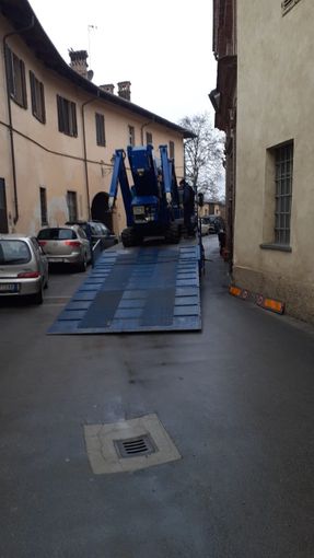 L'autogru intervenuta per rimuovere la carcassa dell’animale incastrato sul campanile L'autogru intervenuta per rimuovere la carcassa dell’animale incastrato sul campanile