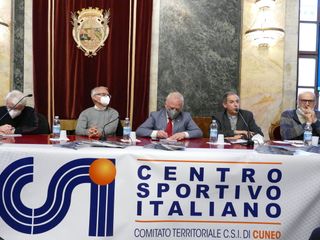 Al tavolo, da sinistra: don Gian Michele Gazzola, Mauro Tomatis, Vittorio Bosio, don Alessio Albertini e Ezio Bernardi Al tavolo, da sinistra: don Gian Michele Gazzola, Mauro Tomatis, Vittorio Bosio, don Alessio Albertini e Ezio Bernardi