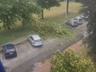 La pioggia ha allagato la strada antistante la stazione di Sommariva Del Bosco