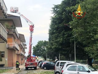 Il forte vento ha portato via degli ombrelloni dai dehor dei bar di Cuneo