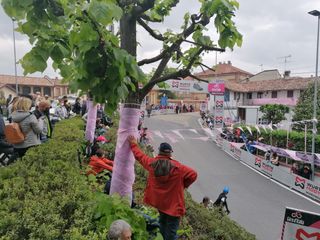 Il passaggio dei corridori al traguardo volante di Guarene