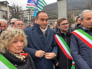 Il sindaco Fogliato col governatore Cirio e i colleghi di Alba e Santa Vittoria d'Alba al presidio Diageo del novembre scorso