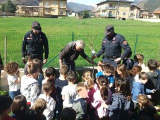 I militari alla scuola dell'infanzia di Valgrana