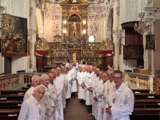 In foto la processione dei Battuti Bianchi