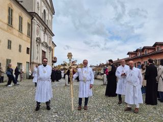 In foto la processione dei Battuti Bianchi