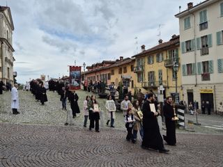 In foto la processione dei Battuti Bianchi