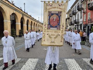 In foto la processione dei Battuti Bianchi