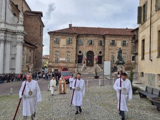 In foto la processione dei Battuti Bianchi