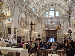 In foto la processione dei Battuti Bianchi