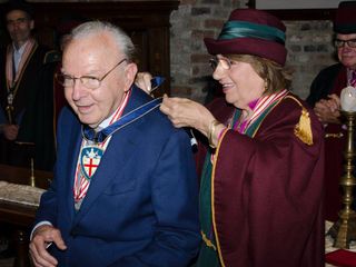 Giacomo Oddero, qui in un'immagine del settembre 2016, premiato da Bianca Vetrino per conto dell'Ordine dei Cavalieri del Tartufo e dei Vini di Alba Giacomo Oddero, qui in un'immagine del settembre 2016, premiato da Bianca Vetrino per conto dell'Ordine dei Cavalieri del Tartufo e dei Vini di Alba