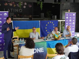 L'incontro tenuto a seguire al Caffè Latino L'incontro tenuto a seguire al Caffè Latino