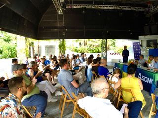 L'incontro tenuto a seguire al Caffè Latino L'incontro tenuto a seguire al Caffè Latino