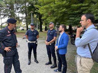 Il sindaco Alberto Gatto e l'assessore Davide Tibaldi durante lo sgombero nel luglio del 2024