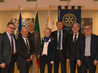 (ph Lucia Ernè): Luca Burroni, Claudio Alberto, Bruno Bruna (Dirigente scolastico), Piera Arata (ph Lucia Ernè): Luca Burroni, Claudio Alberto, Bruno Bruna (Dirigente scolastico), Piera Arata