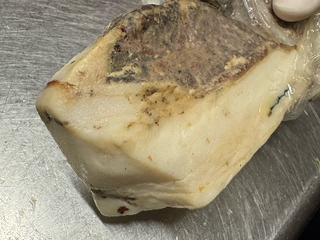 Carne non ben definita in cattivo stato di conservazione con tracce di muffa Carne non ben definita in cattivo stato di conservazione con tracce di muffa