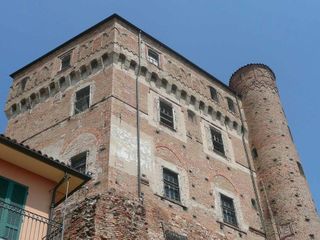 Facciata del castello di Roddi