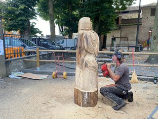 I momenti della prima edizione della Sagra della Noce e della Frutta a guscio a Villanova Solaro - scultore al lavoro