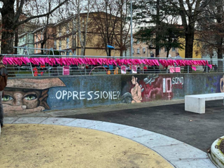 L'installazione artistica di pañuelos fucsia a cura di Non Una di Meno, presso i Giardini Maestri del Lavoro
