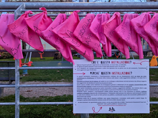 L'installazione artistica di pañuelos fucsia a cura di Non Una di Meno, presso i Giardini Maestri del Lavoro