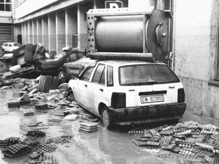 Dentro lo stabilimento Ferrero (da “Le radici di una catastrofe – Novembre 1994 l’alluvione”, a cura del Gruppo Fotografico Albese e dell’Associazione Amici del Museo F. Eusebio di Alba) Dentro lo stabilimento Ferrero (da “Le radici di una catastrofe – Novembre 1994 l’alluvione”, a cura del Gruppo Fotografico Albese e dell’Associazione Amici del Museo F. Eusebio di Alba)