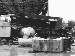 Dentro lo stabilimento Ferrero (da “Le radici di una catastrofe – Novembre 1994 l’alluvione”, a cura del Gruppo Fotografico Albese e dell’Associazione Amici del Museo F. Eusebio di Alba) Dentro lo stabilimento Ferrero (da “Le radici di una catastrofe – Novembre 1994 l’alluvione”, a cura del Gruppo Fotografico Albese e dell’Associazione Amici del Museo F. Eusebio di Alba)