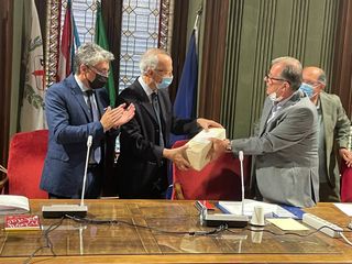 Il Consiglio era cominciato con un saluto a Roberto Tarozzi, storico dipendente comunale al suo ultimo giorno di lavoro prima della pensione (foto Comune di Alba) Il Consiglio era cominciato con un saluto a Roberto Tarozzi, storico dipendente comunale al suo ultimo giorno di lavoro prima della pensione (foto Comune di Alba)