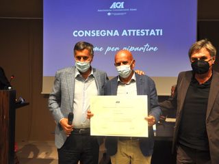 L'assessore regionale Icardi e il vicepresidente Mauro Mollo premiano il direttore Asl Massimo Veglio