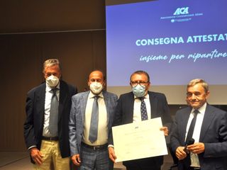 Tino Cornaglia e il direttore Riccardo Corino ritirano il riconoscimento per Banca d'Alba