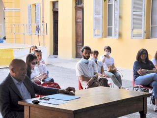 Il dottor Carmine Maffettone, direttore dell'istituto, insieme a parte del corpo docente