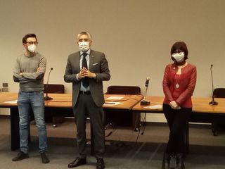 L'assessore Emanuele Bolla, il sindaco Carlo Bo e l'assessore Elisa Boschiazzo