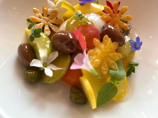 Lo speciale menu che Enrico Crippa ha dedicato a Giacomo Morra (foto Luciano Tona) Lo speciale menu che Enrico Crippa ha dedicato a Giacomo Morra (foto Luciano Tona)