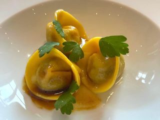 Lo speciale menu che Enrico Crippa ha dedicato a Giacomo Morra (foto Luciano Tona) Lo speciale menu che Enrico Crippa ha dedicato a Giacomo Morra (foto Luciano Tona)