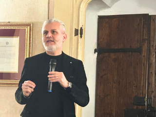 Alcuni momenti della serata di presentazione tenuta ieri a Cherasco