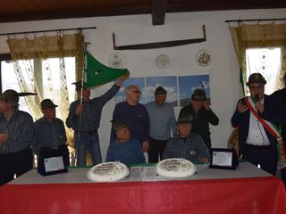 Il sindaco Corrado Benotto festeggia due alpini che hanno compiuto 90 anni