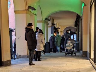In attesa di tampone, presso la Farmacia Duomo di Alba