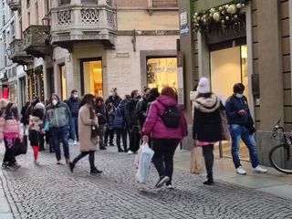 La coda per effettuare il tampone presso la Farmacia Via Maestra di Alba