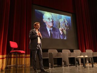 L'assessore Emanuele Bolla sul palco del Sociale L'assessore Emanuele Bolla sul palco del Sociale