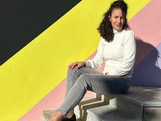 Riceve nella "Casa Colorata" di Roddino