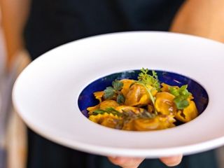 Plin ripieno al ragù coreano, passato alla brace e portulaca