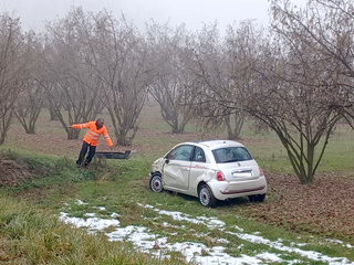 L'auto finita fuori strada a Monticello d'Alba