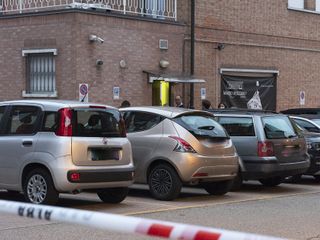 Mario Roggero, fuori dalla sua gioielleria, pochi minuti dopo l'assalto dei banditi e la sparatoria