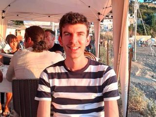 Valerio Pesce, 28 anni, in un'immagine sorridente dal suo profilo Facebook