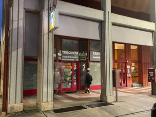 Il negozio all'angolo tra piazza Cristo Re e via Fornace Sorba