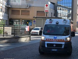 Un'immagine di dodici mesi fa: le ambulanze che trasferiscono gli ultimi pazienti del San Lazzaro dirette a Verduno (foto Mauro Gallo) Un'immagine di dodici mesi fa: le ambulanze che trasferiscono gli ultimi pazienti del San Lazzaro dirette a Verduno (foto Mauro Gallo)