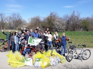 Il gruppo di Erica, impegnato in una delle sue tante iniziative di educazione e informazione ambientale