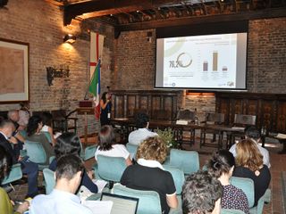 L'intervento di Amora Carbajal Schumacher, direttrice dell'Ufficio Commerciale del Perù in Italia, all'interno della Sala delle Maschere (foto Ramunno)