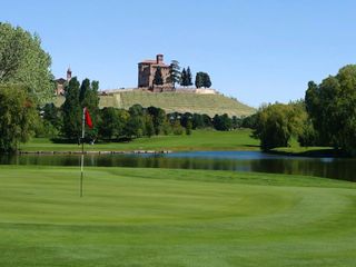 Alcuni render del campo da golf e della vista sul castello di Grinzane Cavour Alcuni render del campo da golf e della vista sul castello di Grinzane Cavour